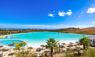 Apartamento con jardín en venta en un complejo exclusivo cerca de una gran laguna azul en la Costa del Sol 777448 