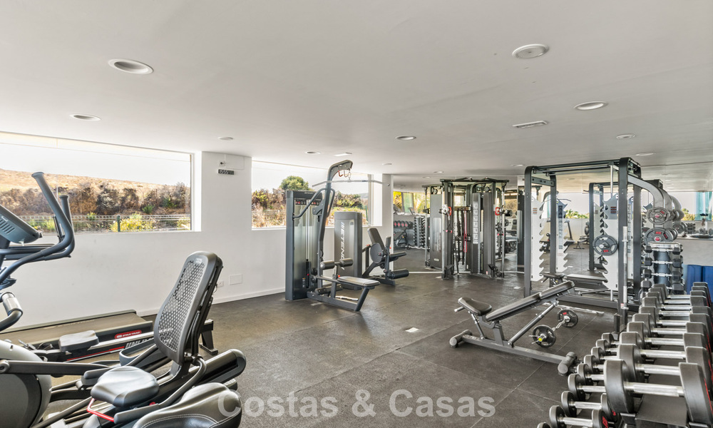 Apartamento con jardín en venta en un complejo exclusivo cerca de una gran laguna azul en la Costa del Sol 777451
