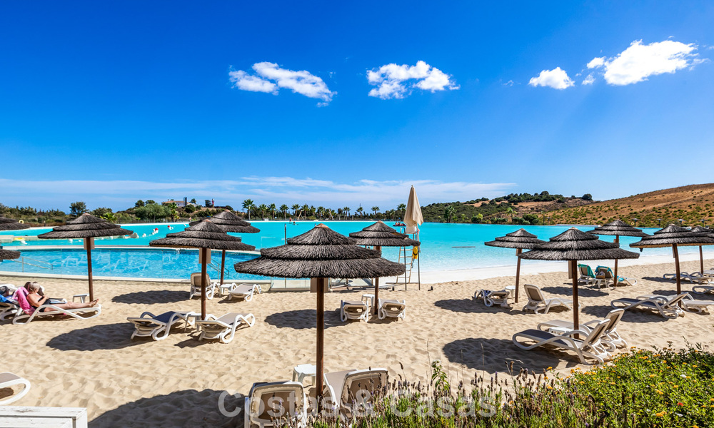 Apartamento con jardín en venta en un complejo exclusivo cerca de una gran laguna azul en la Costa del Sol 777452