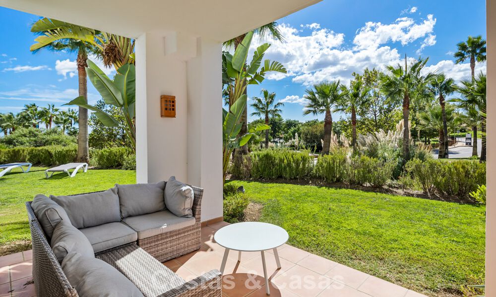 Apartamento con jardín en venta en un complejo exclusivo cerca de una gran laguna azul en la Costa del Sol 777454