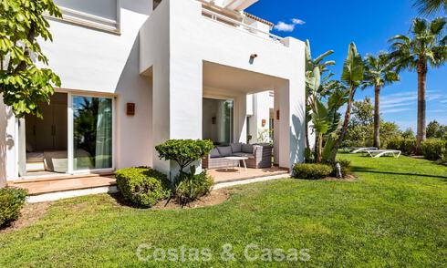 Apartamento con jardín en venta en un complejo exclusivo cerca de una gran laguna azul en la Costa del Sol 777455