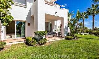 Apartamento con jardín en venta en un complejo exclusivo cerca de una gran laguna azul en la Costa del Sol 777455 