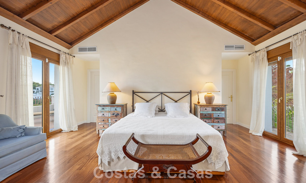Espaciosa villa andaluza con vistas panorámicas al mar en venta en un resort de golf de cinco estrellas en Marbella - Benahavis 777456
