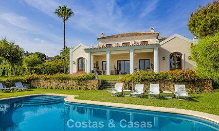 Espaciosa villa andaluza con vistas panorámicas al mar en venta en un resort de golf de cinco estrellas en Marbella - Benahavis 777457