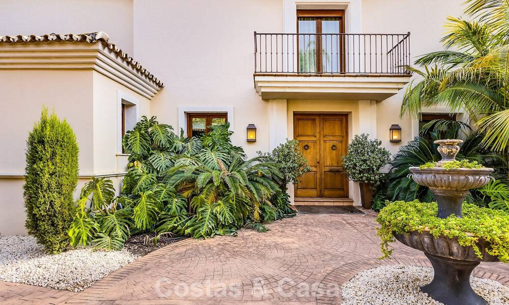 Espaciosa villa andaluza con vistas panorámicas al mar en venta en un resort de golf de cinco estrellas en Marbella - Benahavis 777458
