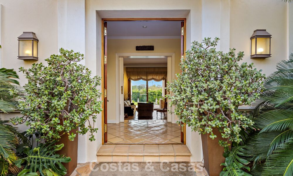 Espaciosa villa andaluza con vistas panorámicas al mar en venta en un resort de golf de cinco estrellas en Marbella - Benahavis 777459