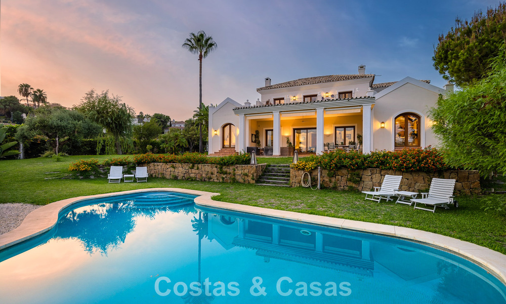 Espaciosa villa andaluza con vistas panorámicas al mar en venta en un resort de golf de cinco estrellas en Marbella - Benahavis 777461