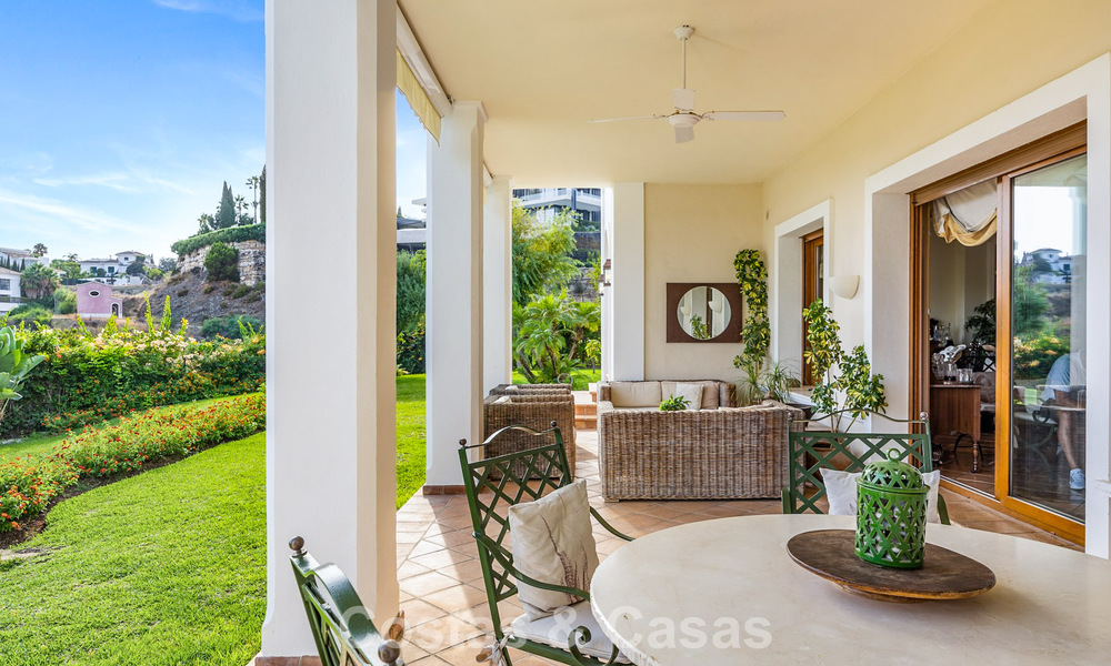 Espaciosa villa andaluza con vistas panorámicas al mar en venta en un resort de golf de cinco estrellas en Marbella - Benahavis 777462