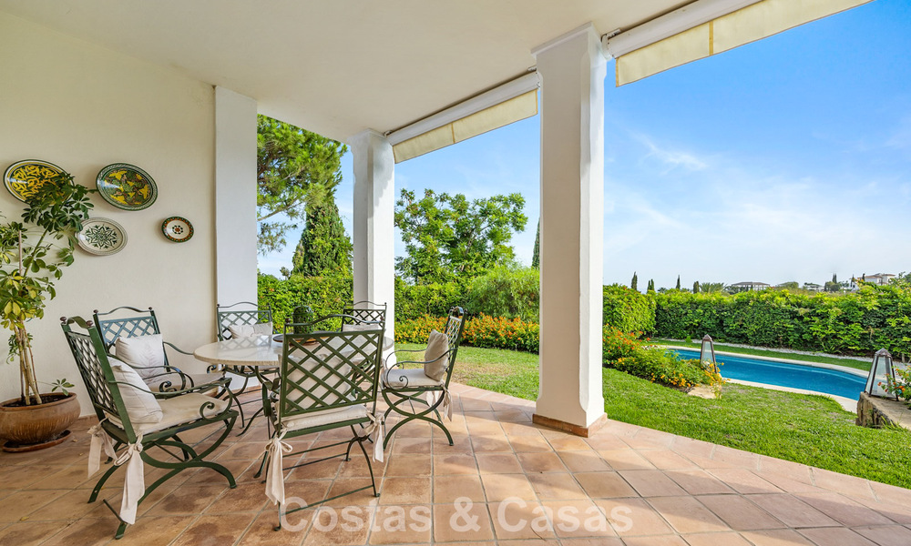 Espaciosa villa andaluza con vistas panorámicas al mar en venta en un resort de golf de cinco estrellas en Marbella - Benahavis 777463