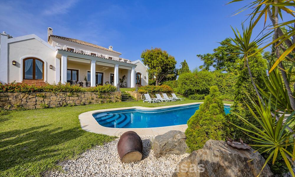 Espaciosa villa andaluza con vistas panorámicas al mar en venta en un resort de golf de cinco estrellas en Marbella - Benahavis 777464