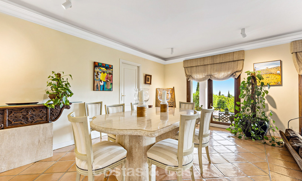 Espaciosa villa andaluza con vistas panorámicas al mar en venta en un resort de golf de cinco estrellas en Marbella - Benahavis 777465