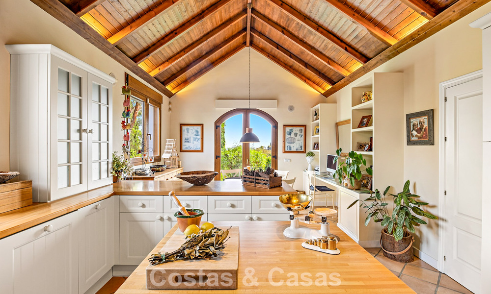 Espaciosa villa andaluza con vistas panorámicas al mar en venta en un resort de golf de cinco estrellas en Marbella - Benahavis 777466