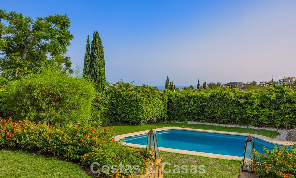 Espaciosa villa andaluza con vistas panorámicas al mar en venta en un resort de golf de cinco estrellas en Marbella - Benahavis 777467