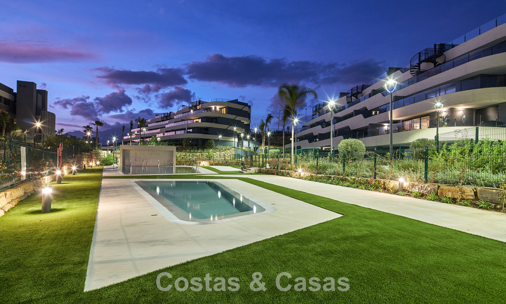 Ático listo para entrar a vivir con vistas al mar en venta en la Nueva Milla de Oro entre Marbella y Estepona 777582