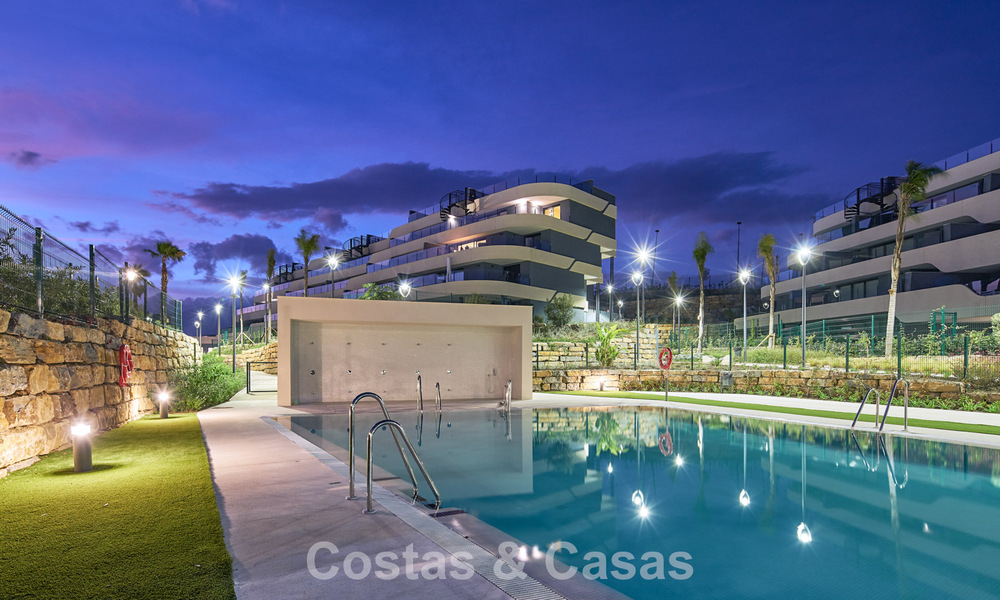 Ático listo para entrar a vivir con vistas al mar en venta en la Nueva Milla de Oro entre Marbella y Estepona 777585