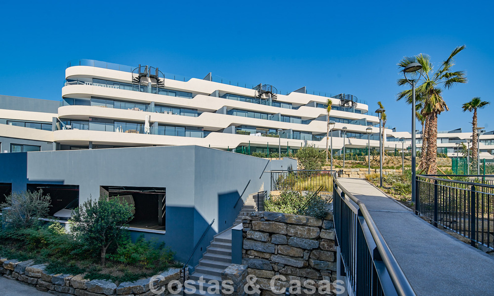 Ático listo para entrar a vivir con vistas al mar en venta en la Nueva Milla de Oro entre Marbella y Estepona 777597