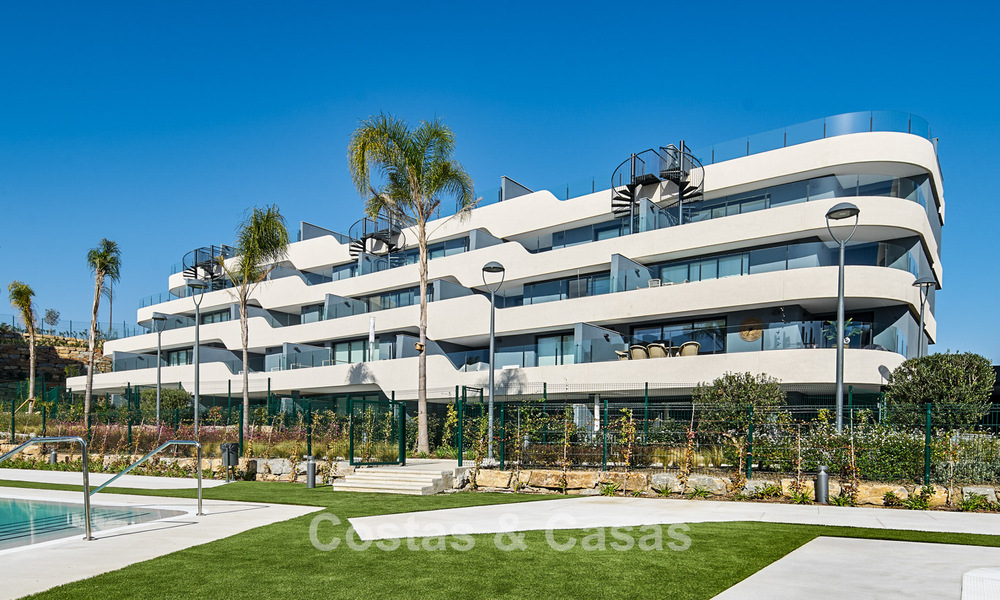 Ático listo para entrar a vivir con vistas al mar en venta en la Nueva Milla de Oro entre Marbella y Estepona 777602