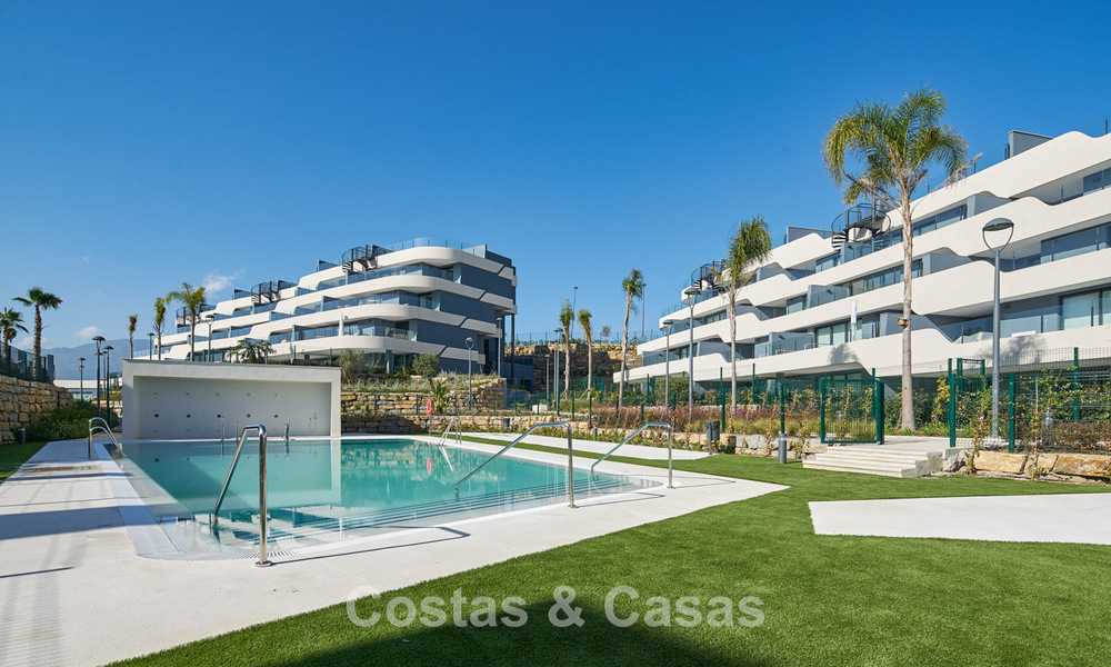 Ático listo para entrar a vivir con vistas al mar en venta en la Nueva Milla de Oro entre Marbella y Estepona 777603