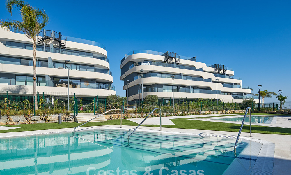 Ático listo para entrar a vivir con vistas al mar en venta en la Nueva Milla de Oro entre Marbella y Estepona 777604