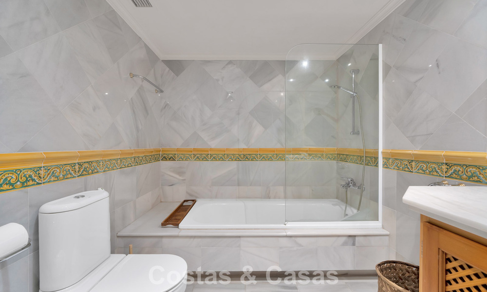 Amplio apartamento con vistas panorámicas en venta en Marbella - Benahavis 777650