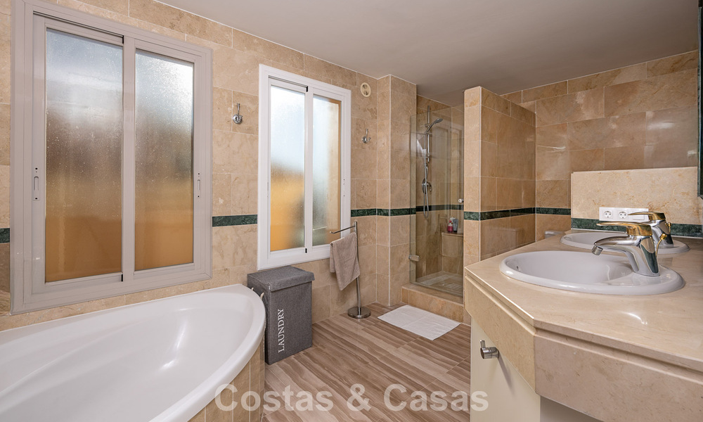 Precioso ático dúplex en venta, a poca distancia de los servicios y la playa en Elviria, Marbella 777773