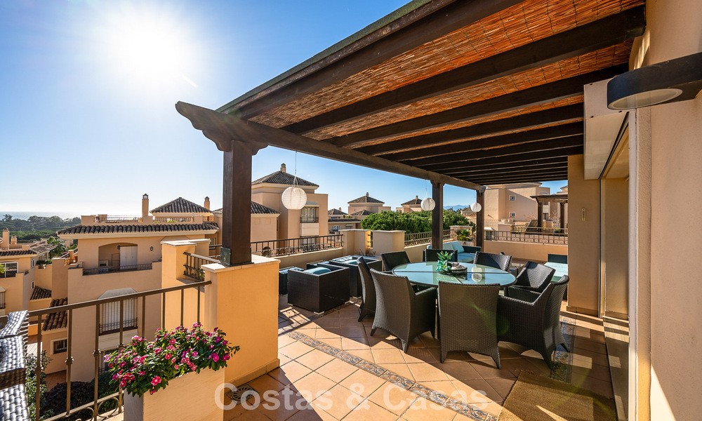 Precioso ático dúplex en venta, a poca distancia de los servicios y la playa en Elviria, Marbella 777791