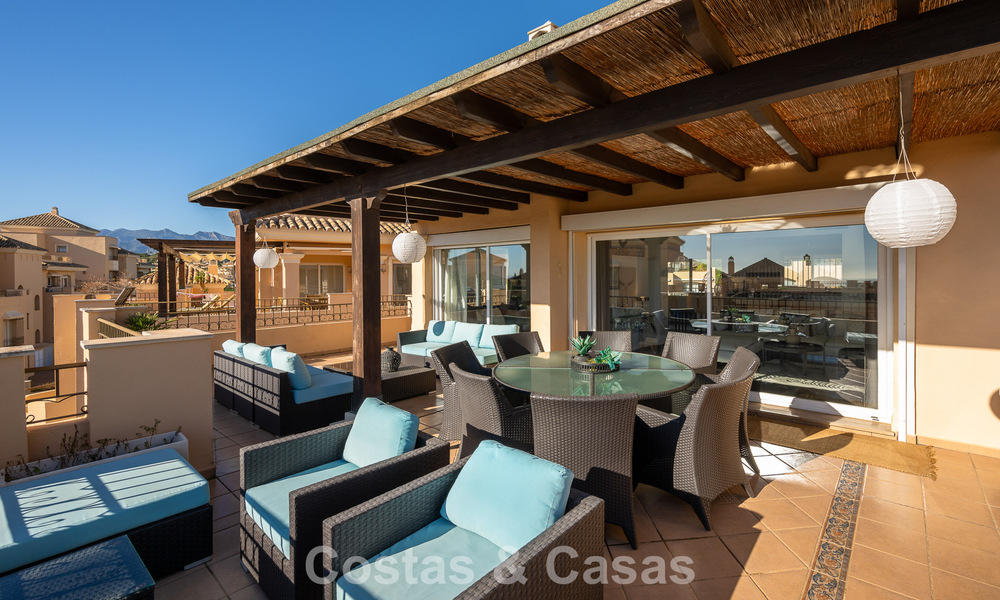 Precioso ático dúplex en venta, a poca distancia de los servicios y la playa en Elviria, Marbella 777795
