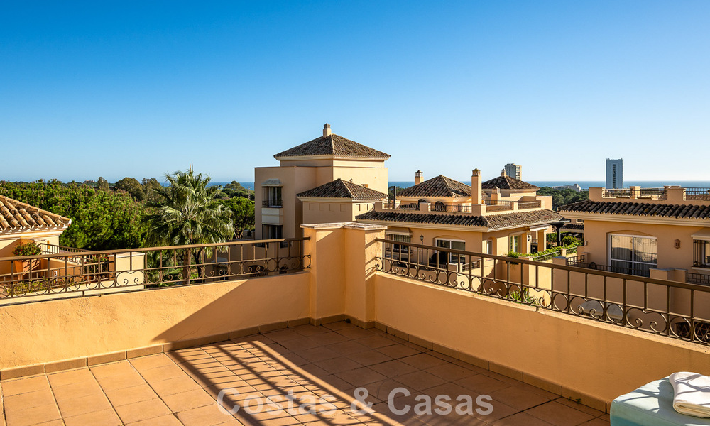 Precioso ático dúplex en venta, a poca distancia de los servicios y la playa en Elviria, Marbella 777798