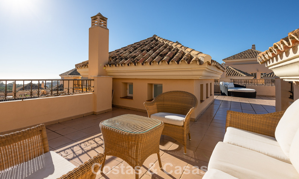 Precioso ático dúplex en venta, a poca distancia de los servicios y la playa en Elviria, Marbella 777801