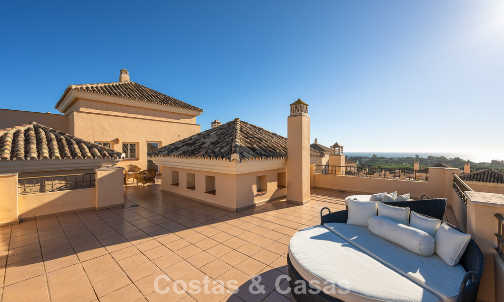 Precioso ático dúplex en venta, a poca distancia de los servicios y la playa en Elviria, Marbella 777803