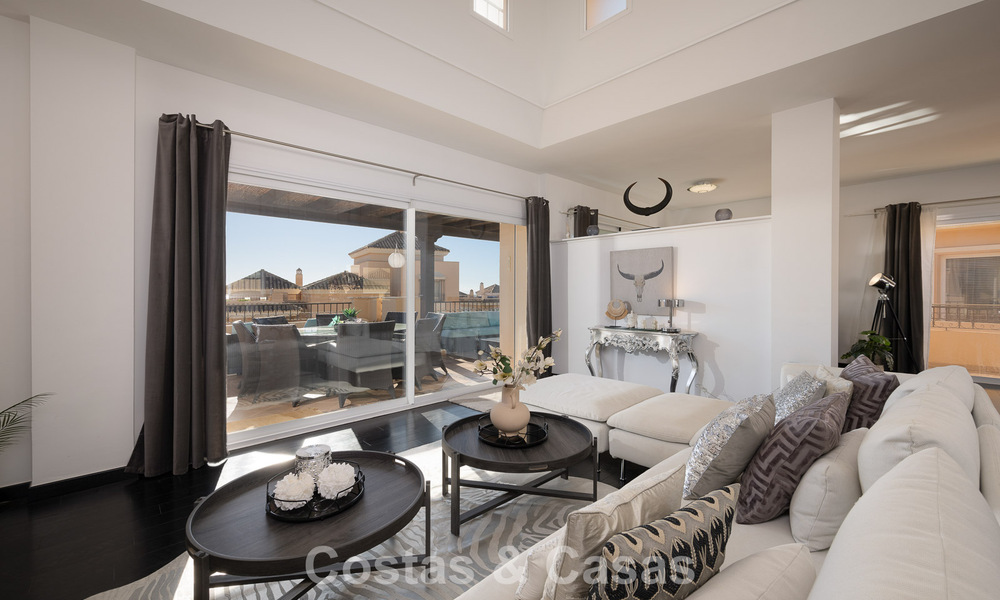 Precioso ático dúplex en venta, a poca distancia de los servicios y la playa en Elviria, Marbella 777809