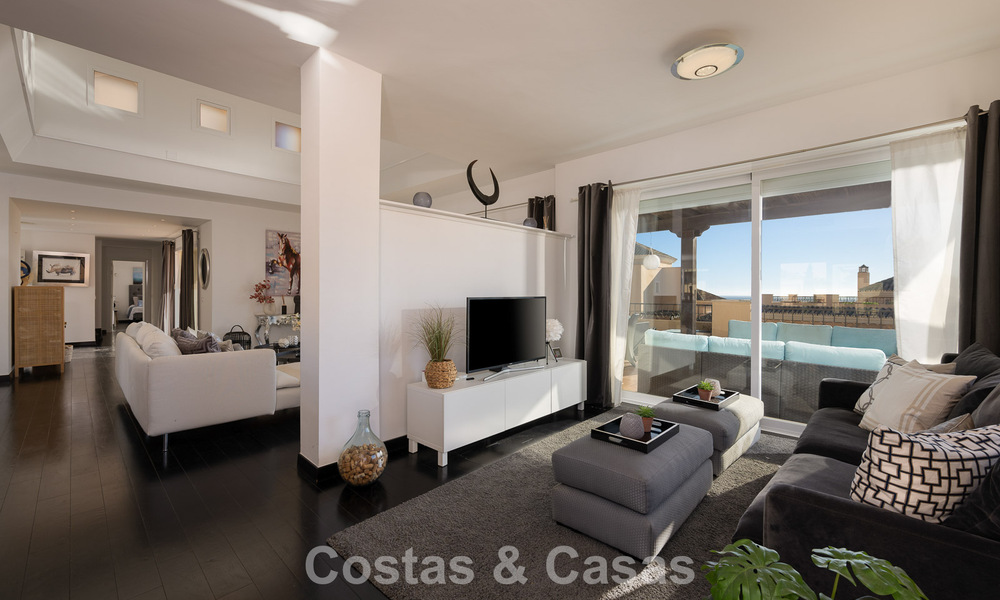 Precioso ático dúplex en venta, a poca distancia de los servicios y la playa en Elviria, Marbella 777811