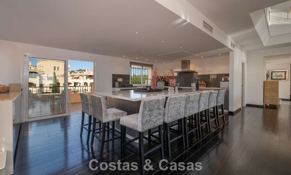 Precioso ático dúplex en venta, a poca distancia de los servicios y la playa en Elviria, Marbella 777813