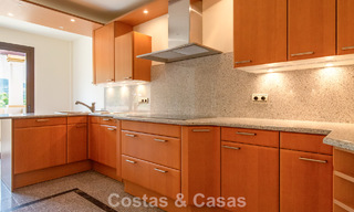 Apartamento de alta gama en venta en un complejo cerrado en Nueva Andalucía, Marbella 777675 