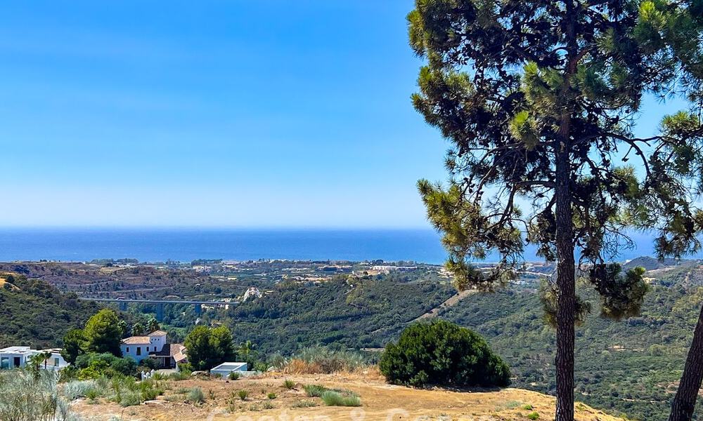 Parcela con vistas al mar en venta en una urbanización aislada en las colinas de Benahavis - Marbella 777817