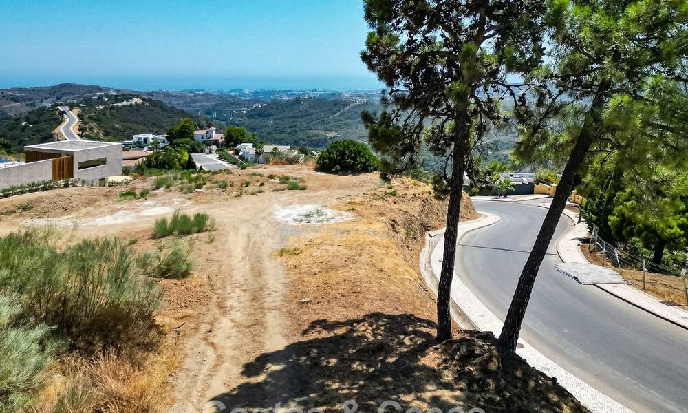 Parcela con vistas al mar en venta en una urbanización aislada en las colinas de Benahavis - Marbella 777821