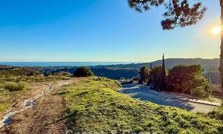 Parcela con vistas al mar en venta en una urbanización aislada en las colinas de Benahavis - Marbella 777823 