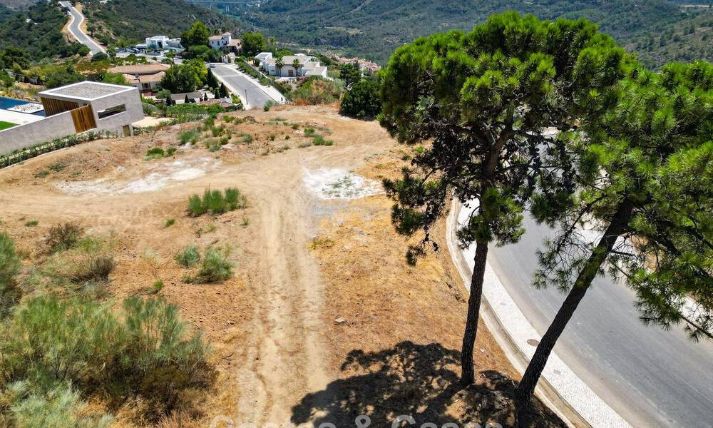 Parcela con vistas al mar en venta en una urbanización aislada en las colinas de Benahavis - Marbella 777824
