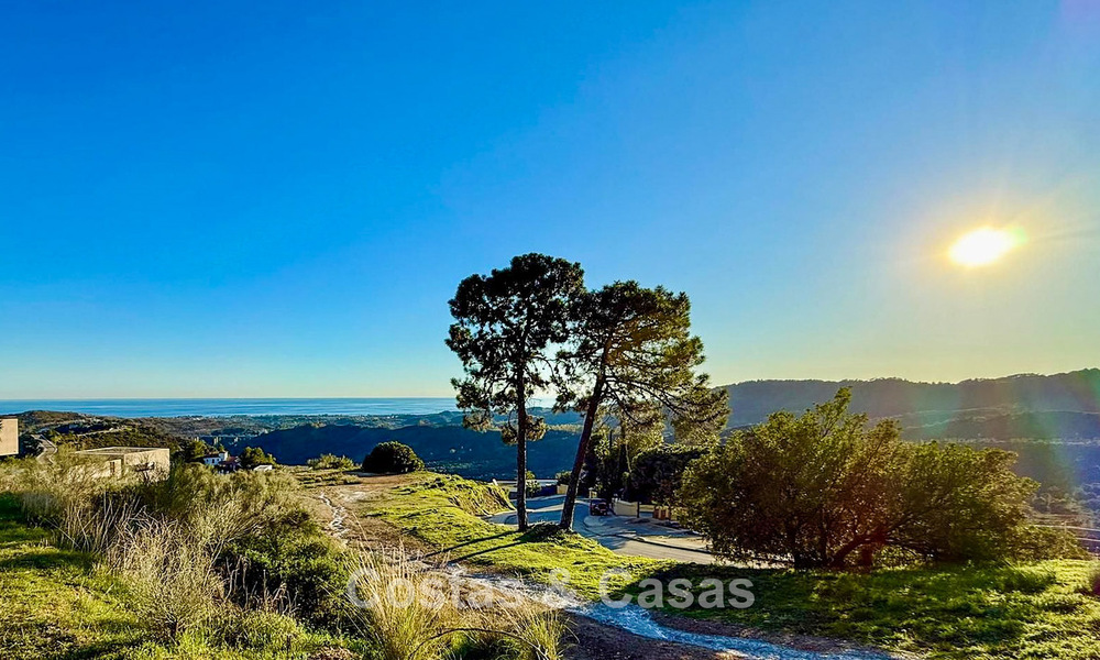Parcela con vistas al mar en venta en una urbanización aislada en las colinas de Benahavis - Marbella 777825