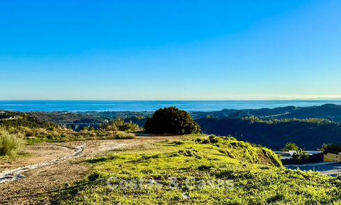 Parcela con vistas al mar en venta en una urbanización aislada en las colinas de Benahavis - Marbella 777826