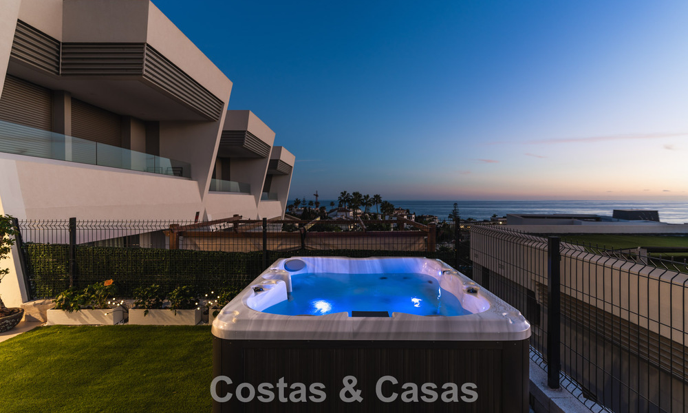 Villa adosada de diseño modernista con vistas al mar en venta en un complejo turístico líder en Mijas Costa, Costa del Sol 777831