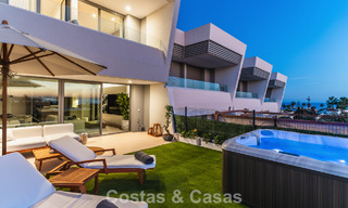 Villa adosada de diseño modernista con vistas al mar en venta en un complejo turístico líder en Mijas Costa, Costa del Sol 777832 