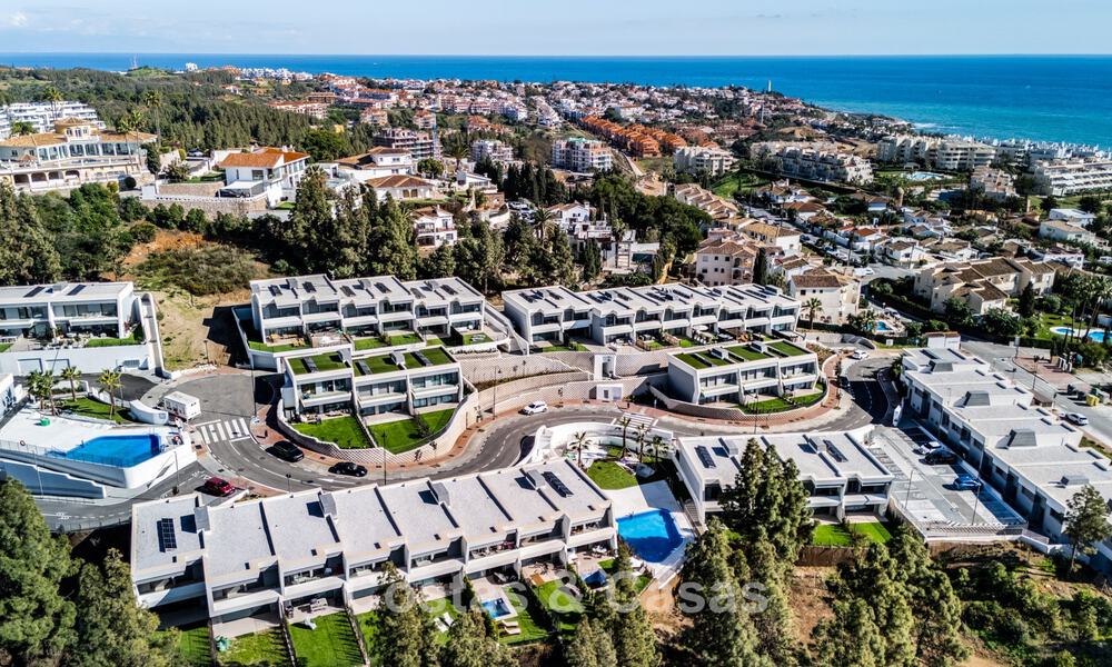 Villa adosada de diseño modernista con vistas al mar en venta en un complejo turístico líder en Mijas Costa, Costa del Sol 777836