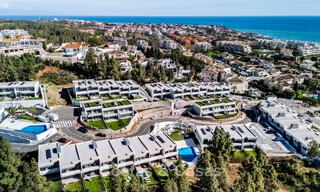 Villa adosada de diseño modernista con vistas al mar en venta en un complejo turístico líder en Mijas Costa, Costa del Sol 777836 