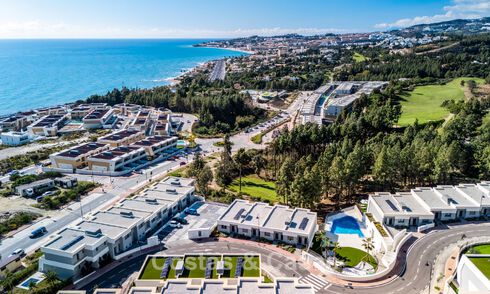 Villa adosada de diseño modernista con vistas al mar en venta en un complejo turístico líder en Mijas Costa, Costa del Sol 777838