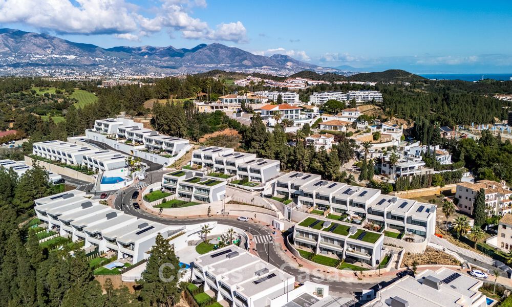 Villa adosada de diseño modernista con vistas al mar en venta en un complejo turístico líder en Mijas Costa, Costa del Sol 777839