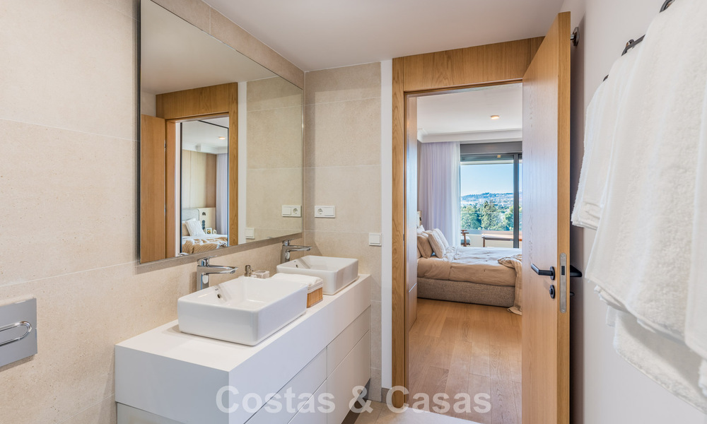 Villa adosada de diseño modernista con vistas al mar en venta en un complejo turístico líder en Mijas Costa, Costa del Sol 777843
