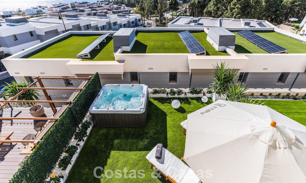 Villa adosada de diseño modernista con vistas al mar en venta en un complejo turístico líder en Mijas Costa, Costa del Sol 777848