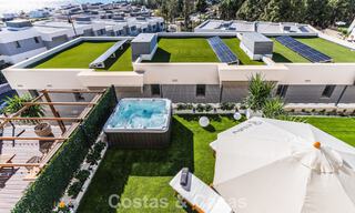 Villa adosada de diseño modernista con vistas al mar en venta en un complejo turístico líder en Mijas Costa, Costa del Sol 777848 