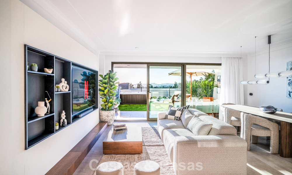 Villa adosada de diseño modernista con vistas al mar en venta en un complejo turístico líder en Mijas Costa, Costa del Sol 777856